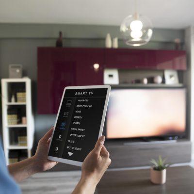 close-up-tablet-com-controle-de-smart-tv