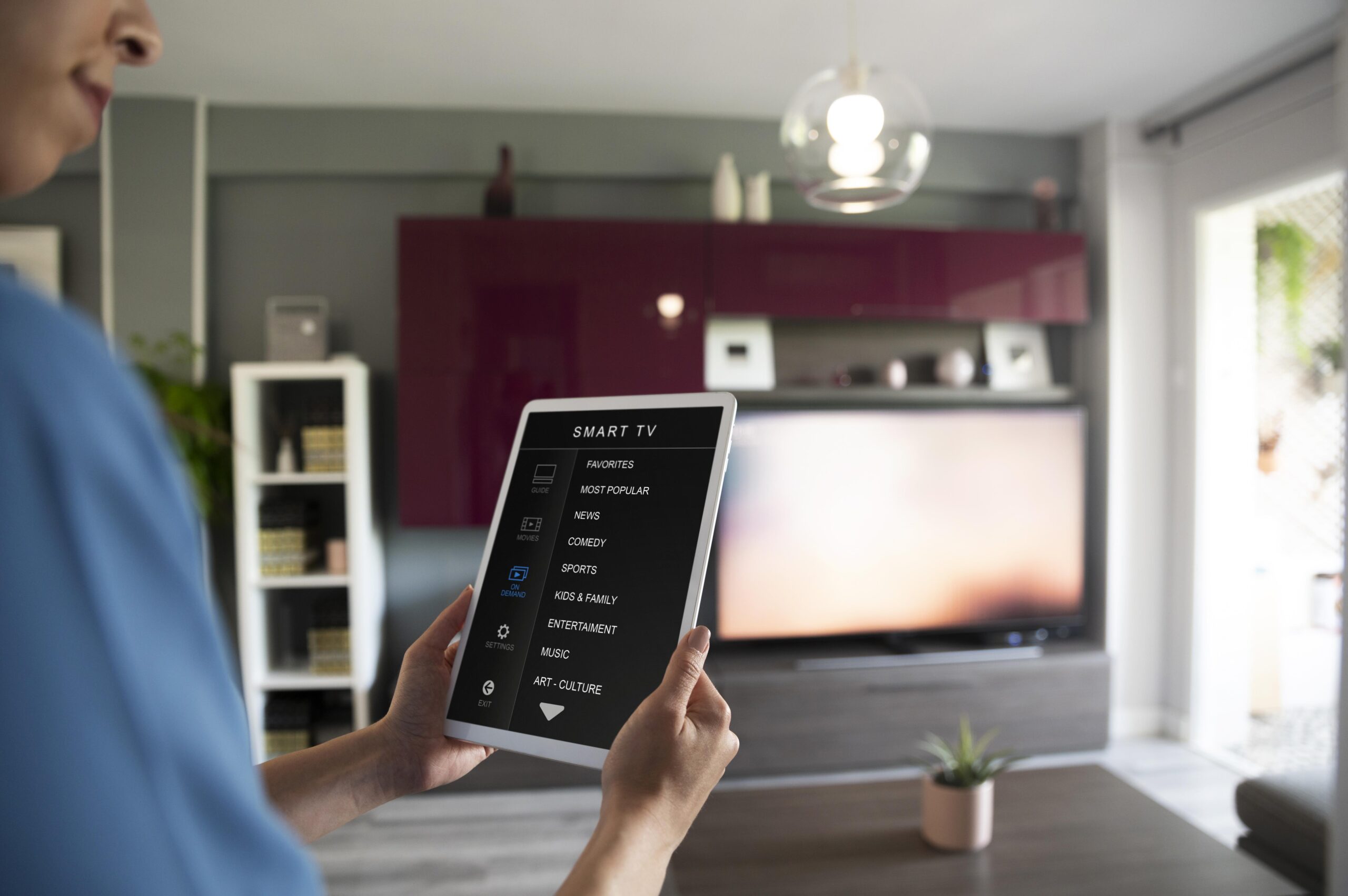 close-up-tablet-com-controle-de-smart-tv close-up-tablet-com-controle-de-smart-tv